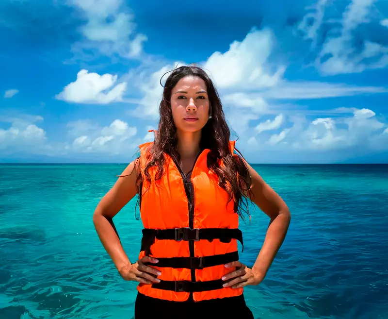 Mujer salvavidas posando en la playa