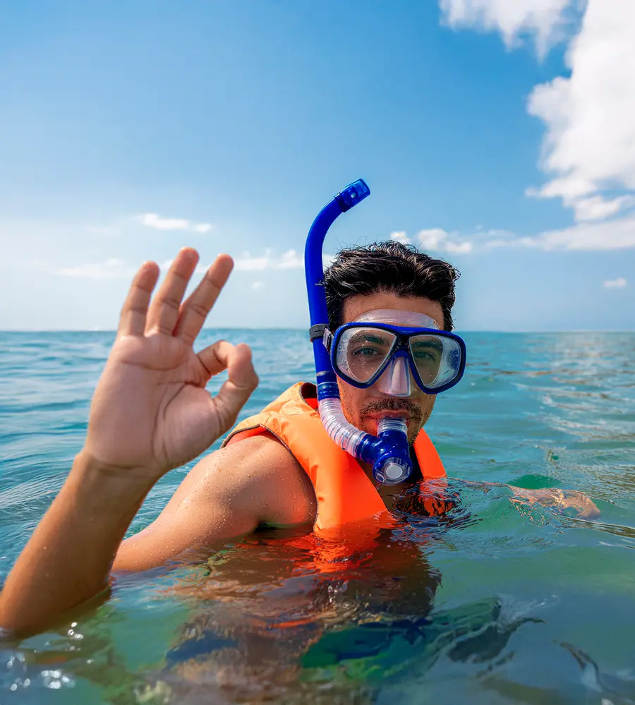 Mujer salvavidas posando en la playa