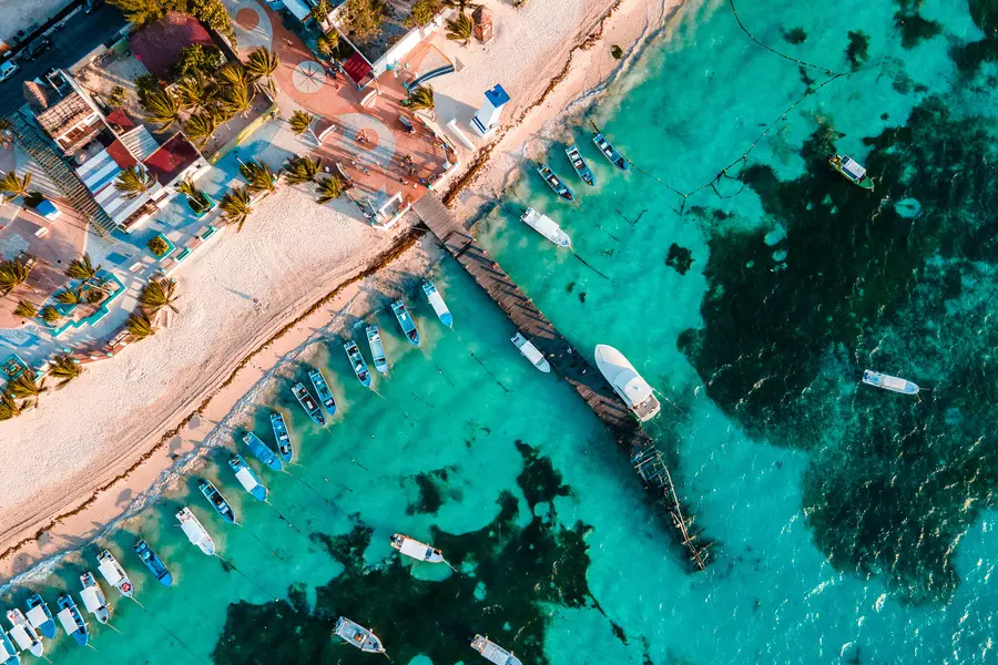 Vista aérea de la ciudad de Puerto Morelos y la Gran Barrera de Arrecife